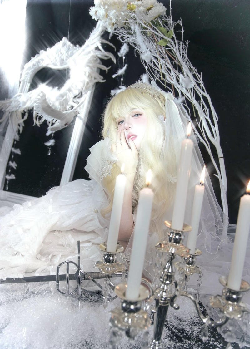 Ảnh cosplay thiên thần với ánh sáng phủ quanh cơ thể