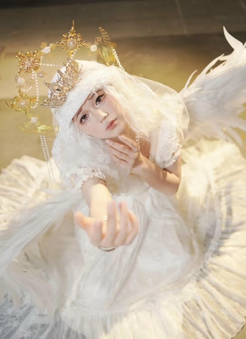 Ảnh cosplay thiên thần với cánh lớn xòe rộng phía sau