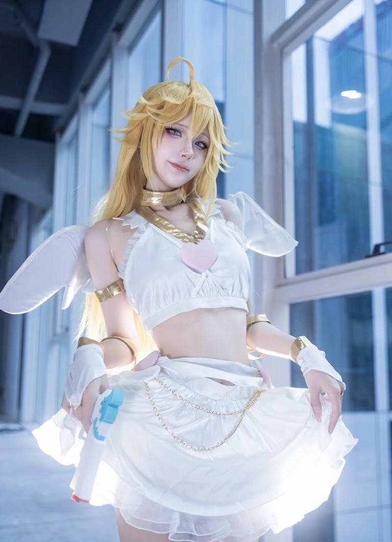 Ảnh cosplay thiên thần với đôi cánh trắng mềm mại