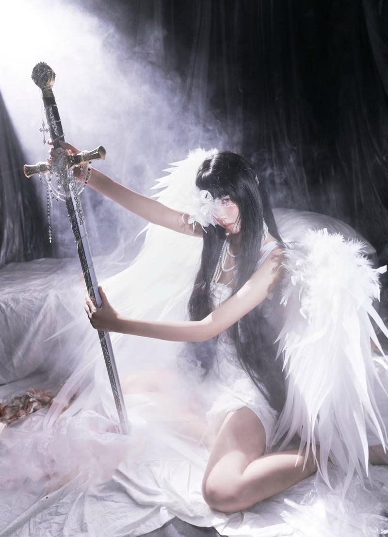 Ảnh cosplay thiên thần với tạo hình áo trắng tinh khôi