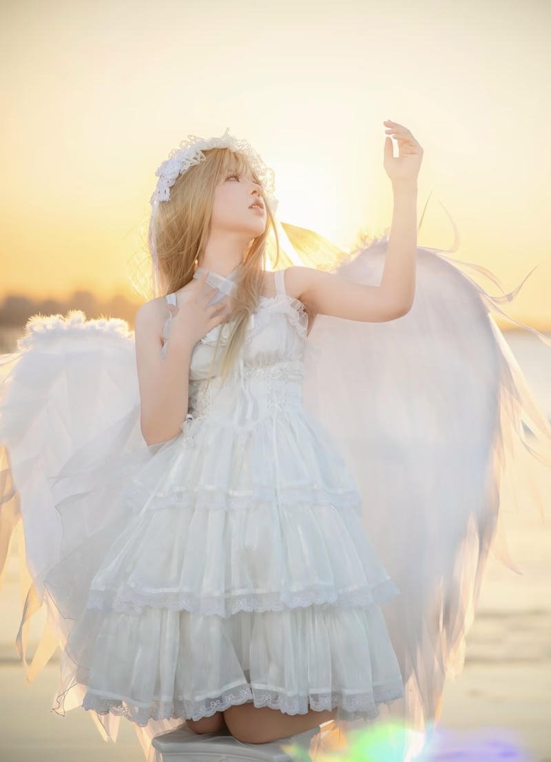 Ảnh cosplay thiên thần với váy trắng dài thướt tha