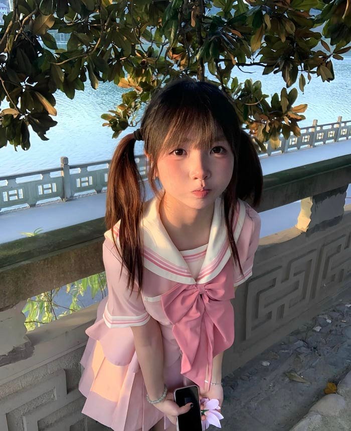 Ảnh gái 2k6 trong bối cảnh đời sống thường nhật rất thoải mái