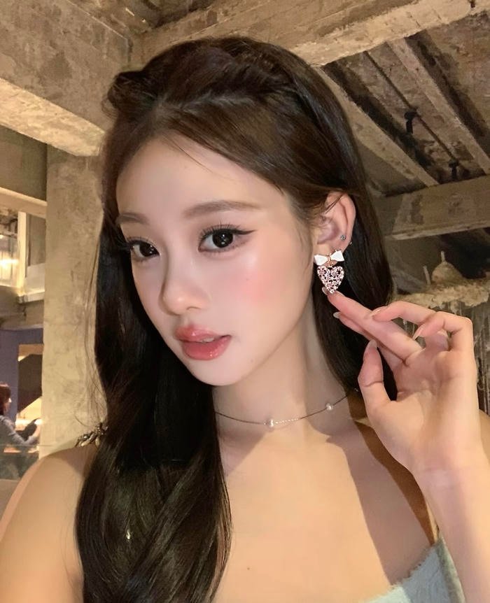 Ảnh gái xinh 2k2 ánh nhìn nổi bật giữa khung cảnh