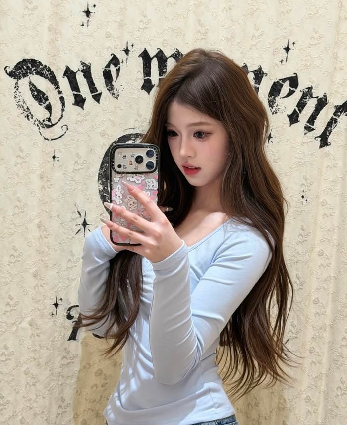 Ảnh gái xinh 2k2 biểu cảm dịu dàng bên khung cảnh