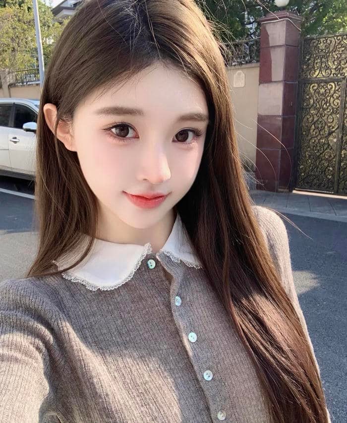 Ảnh gái xinh 2k2 biểu cảm tươi tắn trong khung