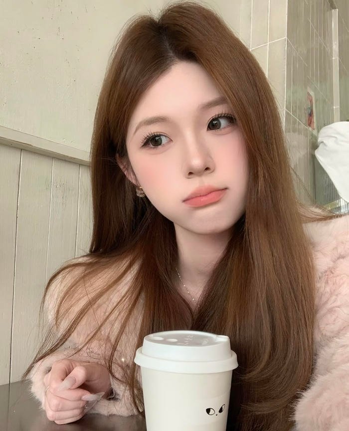 Ảnh gái xinh 2k2 diện outfit hiện đại đầy sức sống