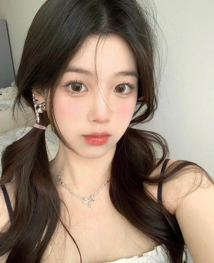 Ảnh gái xinh 2k3 ánh mắt nổi bật khi chụp hình