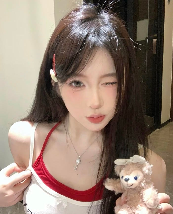 Ảnh gái xinh 2k3 ánh mắt thu hút trước ống kính