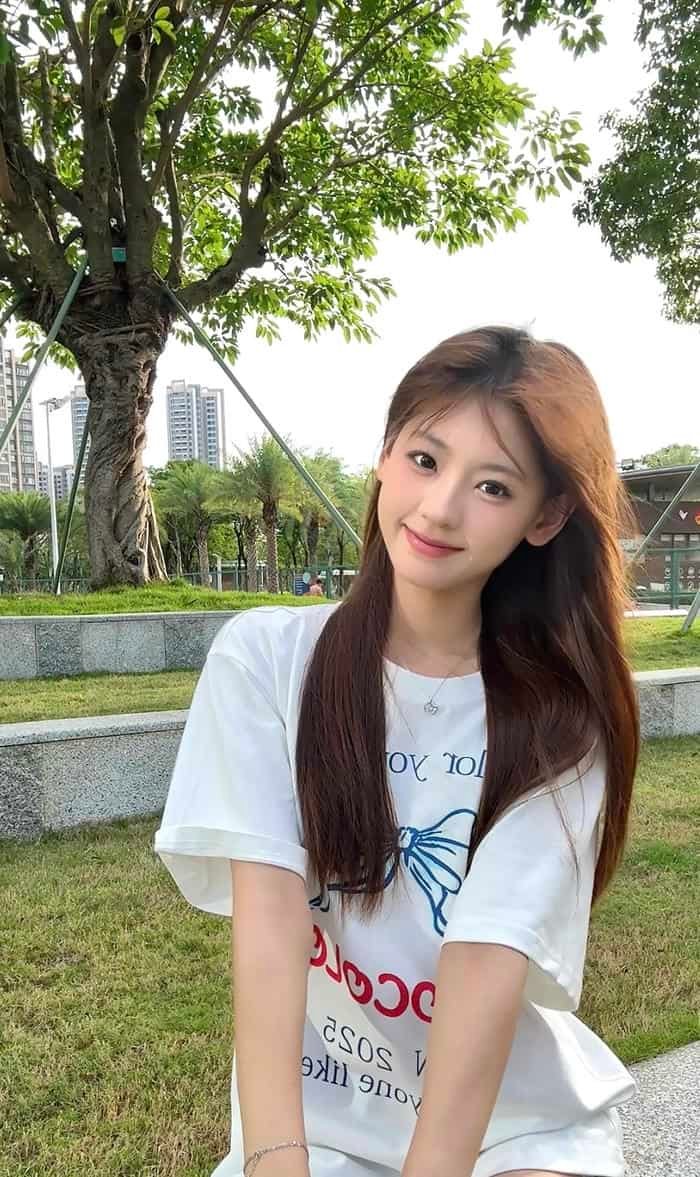 Ảnh gái xinh 2k3 diện trang phục hiện đại chụp ảnh