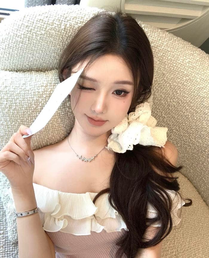 Ảnh gái xinh 2k3 gương mặt thanh thoát khi tạo dáng