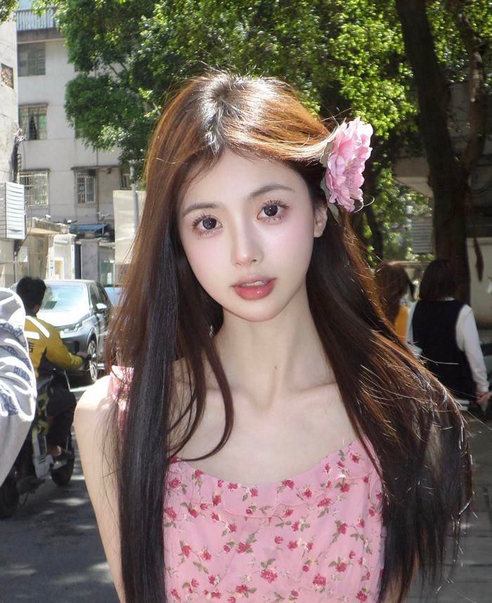 Ảnh gái xinh 2k3 gương mặt thanh tú tạo dáng trước máy ảnh