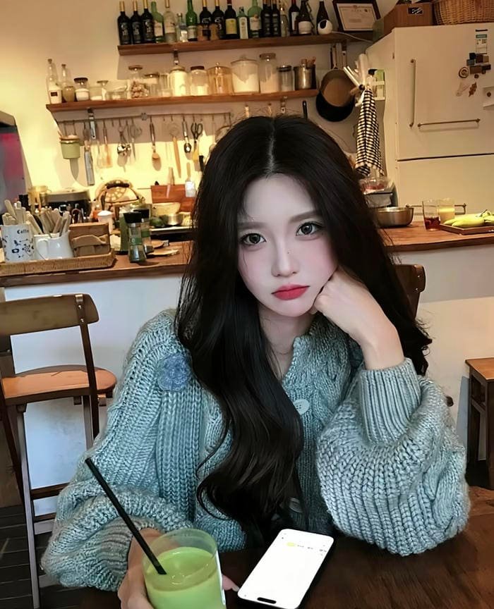 Ảnh gái xinh 2k4 ánh nhìn hướng thẳng ống kính