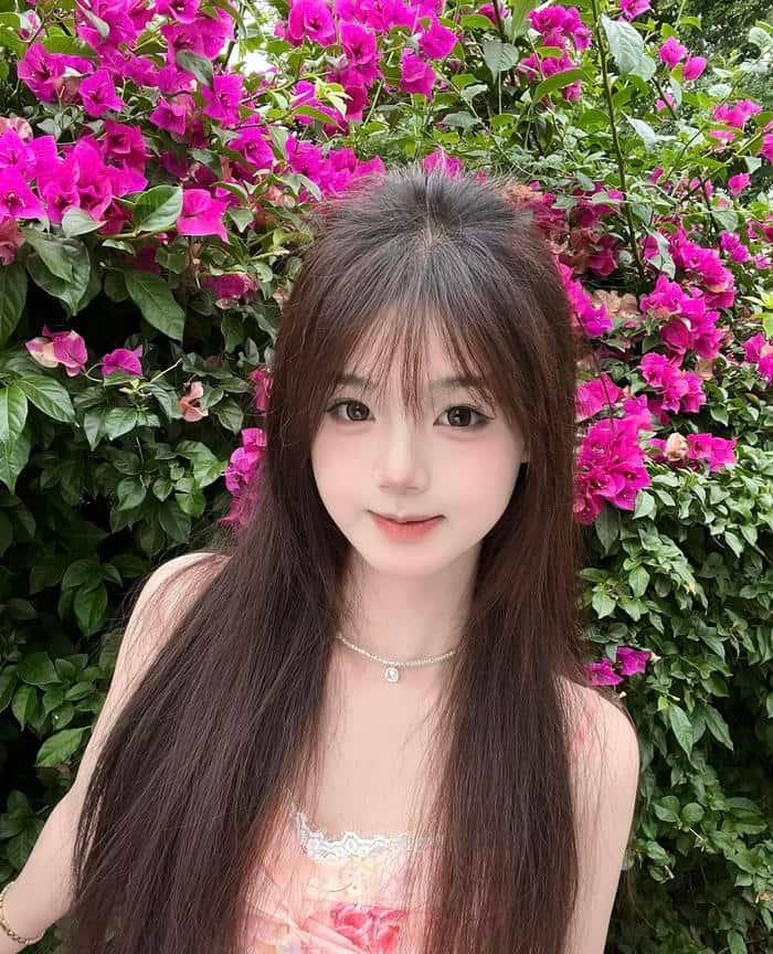 Ảnh gái xinh 2k4 gương mặt sáng nổi bật trong khung chụp