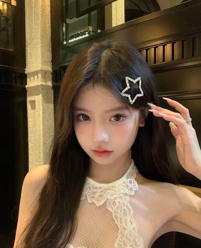 Ảnh gái xinh 2k5 ánh mắt nổi bật trong khung hình