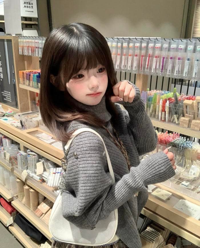 Ảnh gái xinh 2k7 ghi lại khoảnh khắc đời sống học đường giản dị