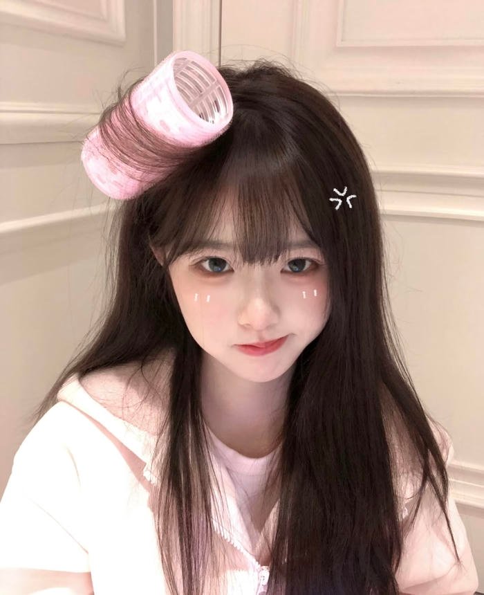 Ảnh gái xinh 2k8 gương mặt bầu bĩnh tạo cảm giác rất dễ thương