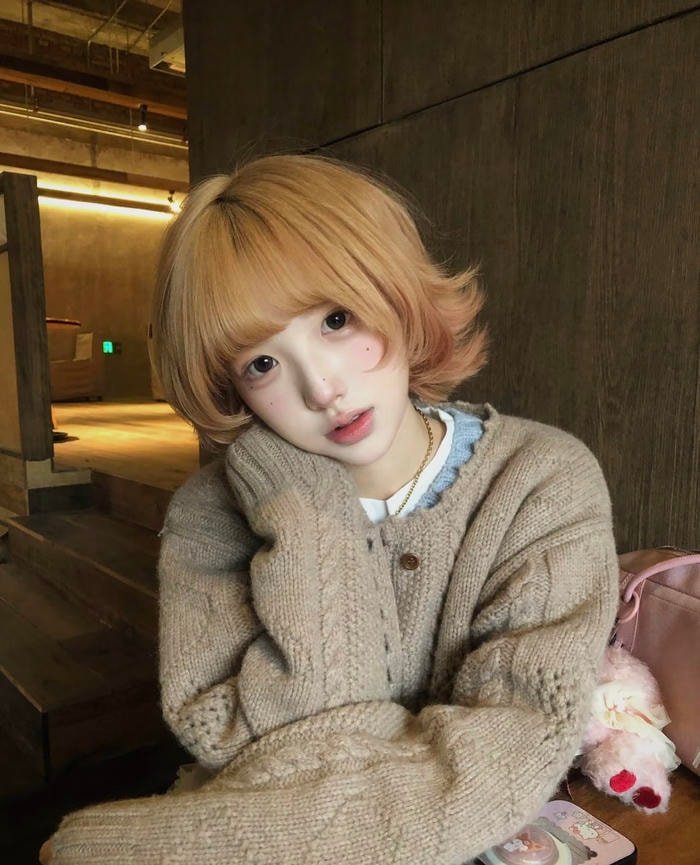 Ảnh gái xinh 2k9 biểu cảm thân thiện phù hợp chia sẻ lành mạnh