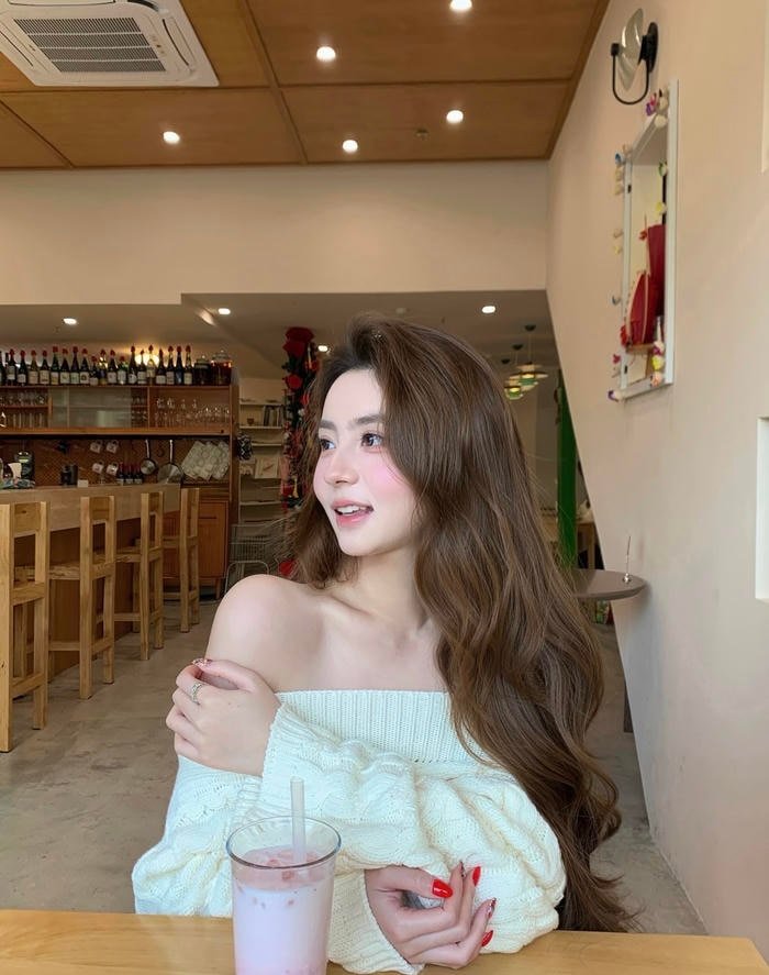 Ảnh gái xinh 2k9 gương mặt bầu bĩnh tạo cảm giác rất dễ thương