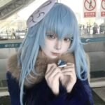 Bức Rimuru cosplay với ánh mắt bình thản nhẹ