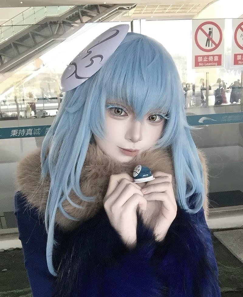 Bức Rimuru cosplay với ánh mắt bình thản nhẹ