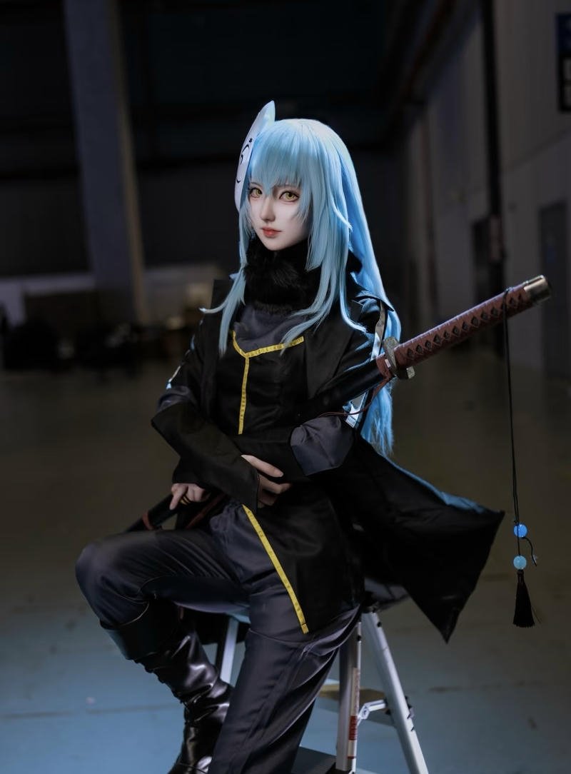 Bức Rimuru cosplay với ánh mắt nhìn xa trầm