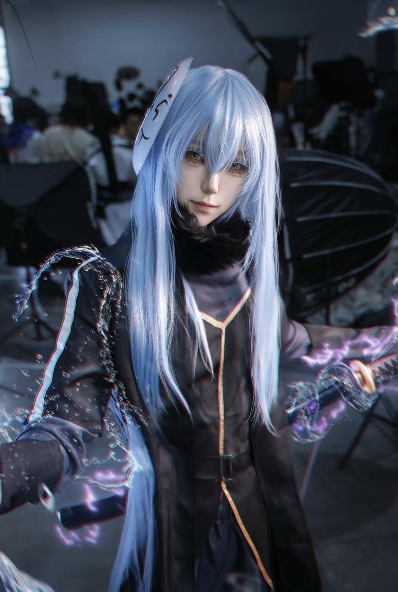 Bức Rimuru cosplay với ánh mắt sáng rạng rỡ