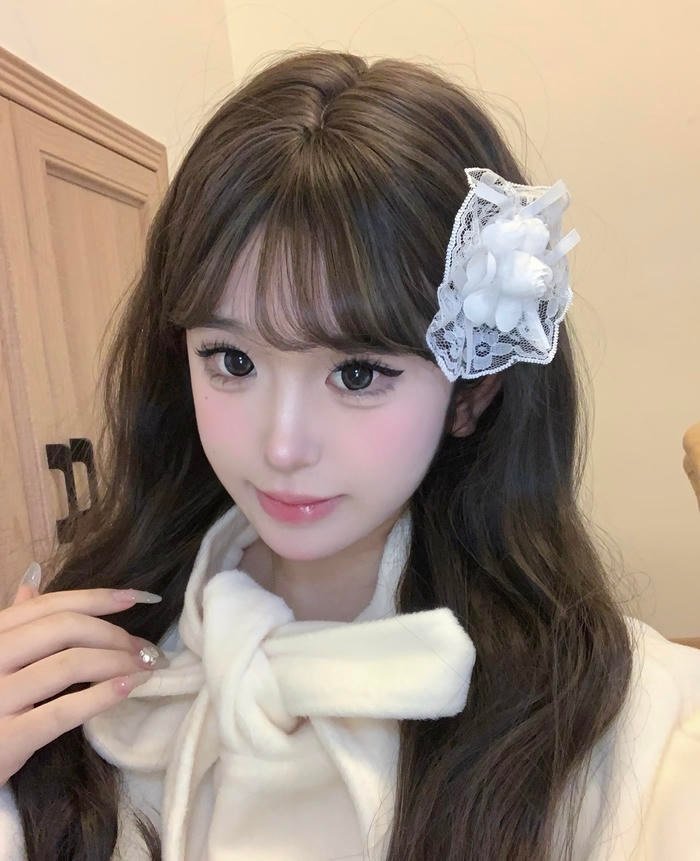 Bức ảnh gái 2k6 ánh nhìn thân thiện tạo cảm giác gần gũi