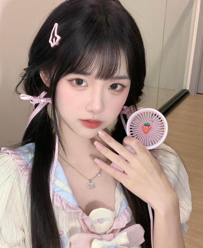 Bức ảnh gái 2k6 ánh sáng tự nhiên tạo cảm giác chân thật