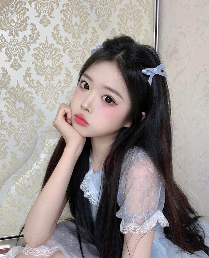 Bức ảnh gái 2k6 bố cục đơn giản làm nổi bật nhân vật