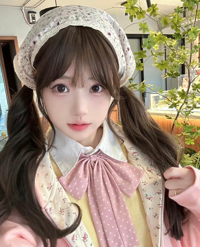 Bức ảnh gái 2k6 trong không gian quen thuộc tạo cảm giác gần gũi