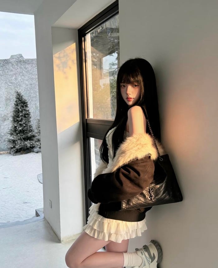 Bức ảnh gái xinh 2k11 vẻ ngoài giản dị phù hợp bối cảnh sinh hoạt