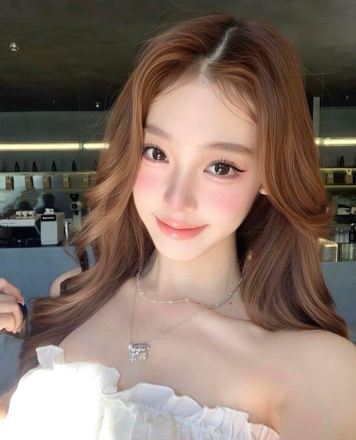 Bức ảnh gái xinh 2k7 ánh nhìn hiền tạo cảm giác thân thiện