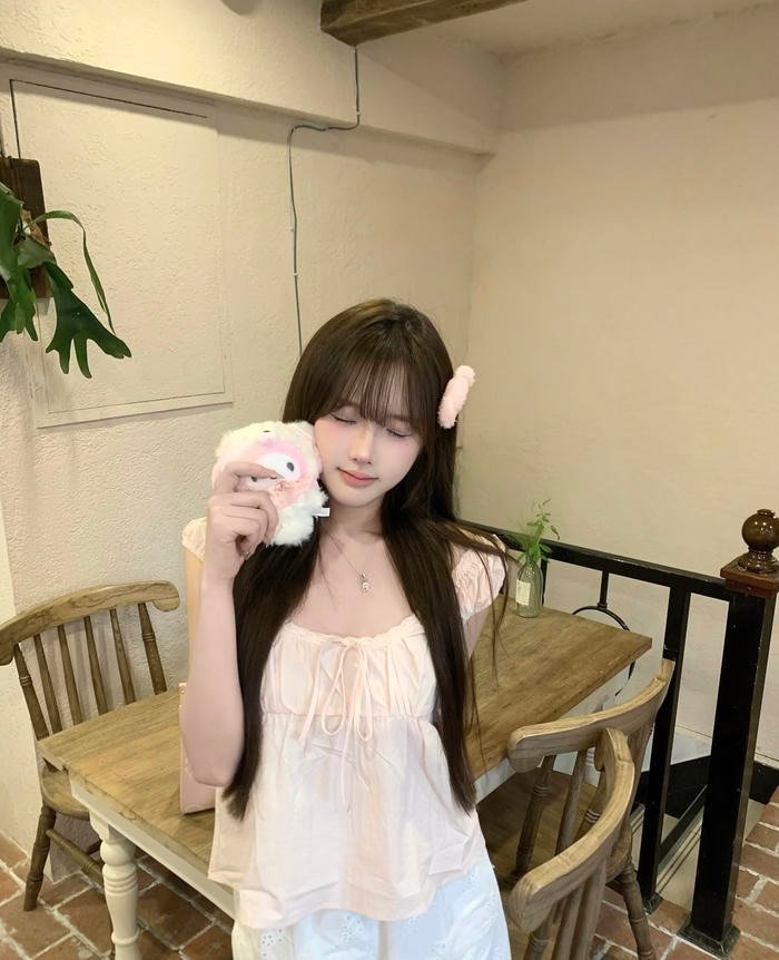 Bức ảnh gái xinh 2k7 ánh sáng mềm tạo cảm giác dễ chịu