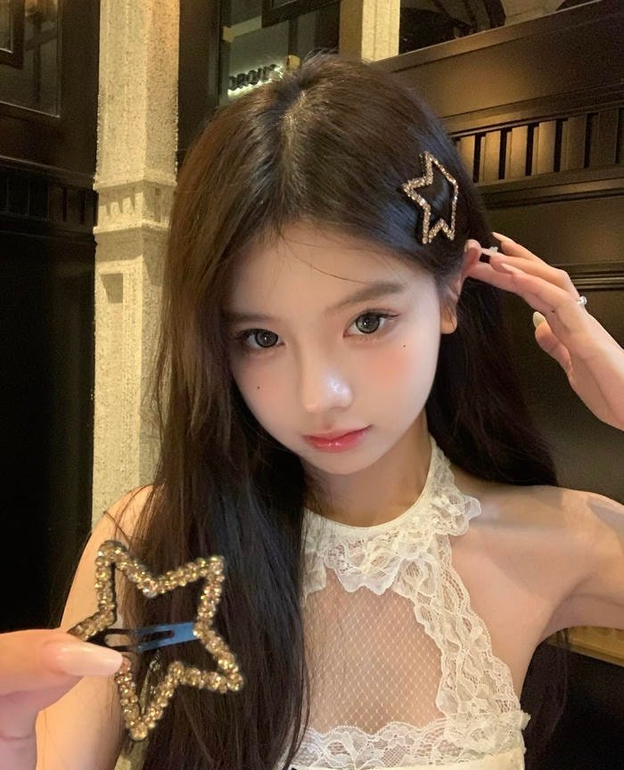 Bức ảnh gái xinh 2k7 không gian đời thường tạo sự thân quen