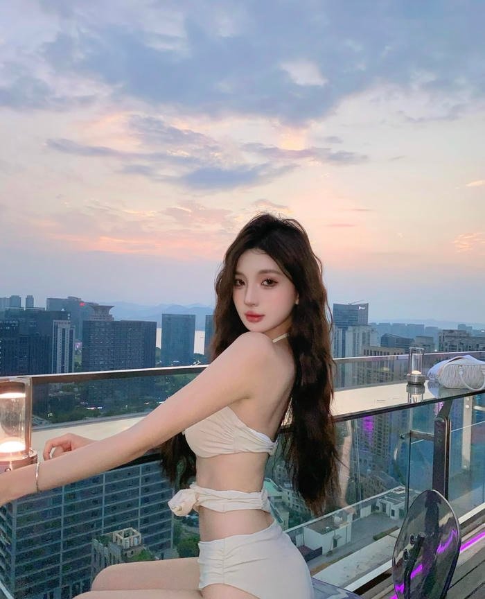 Bức ảnh gái xinh Trung Quốc mặc bikini gợi không gian mở đầy nắng gió