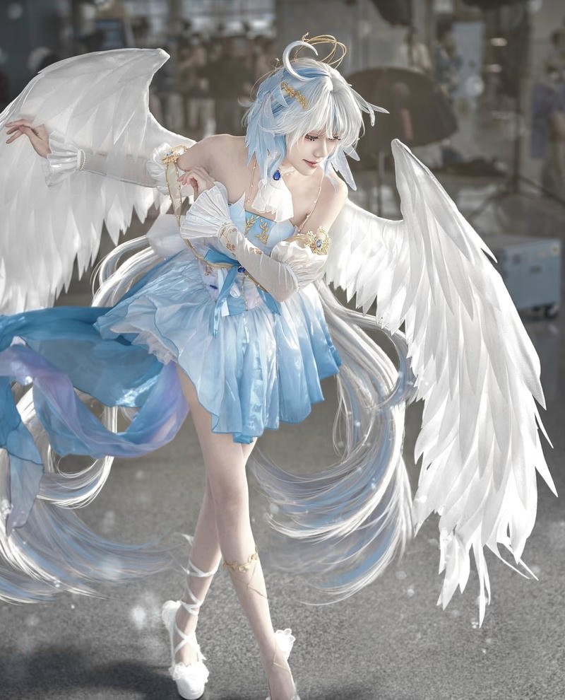 Bức cosplay thiên thần với ánh mắt dịu dàng