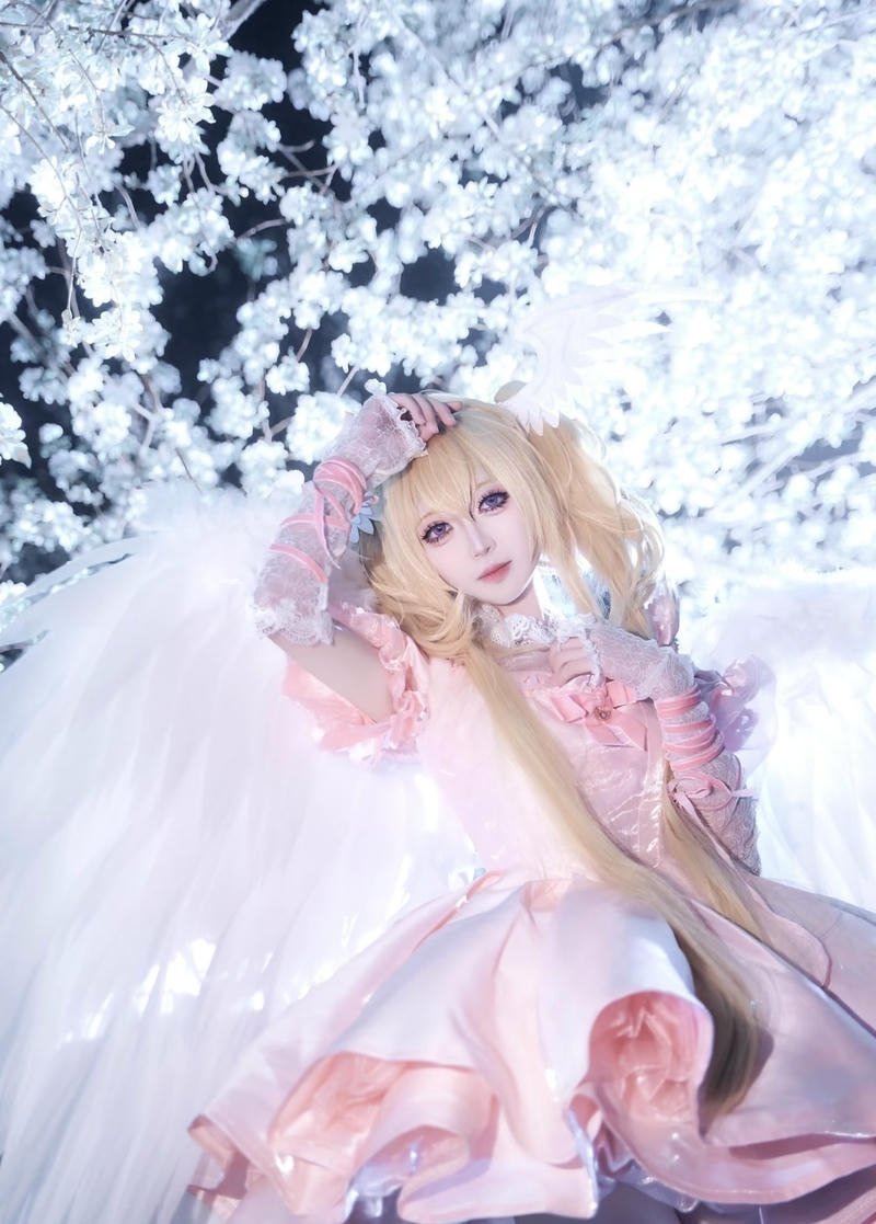 Bức cosplay thiên thần với ánh mắt hiền hòa dịu dàng