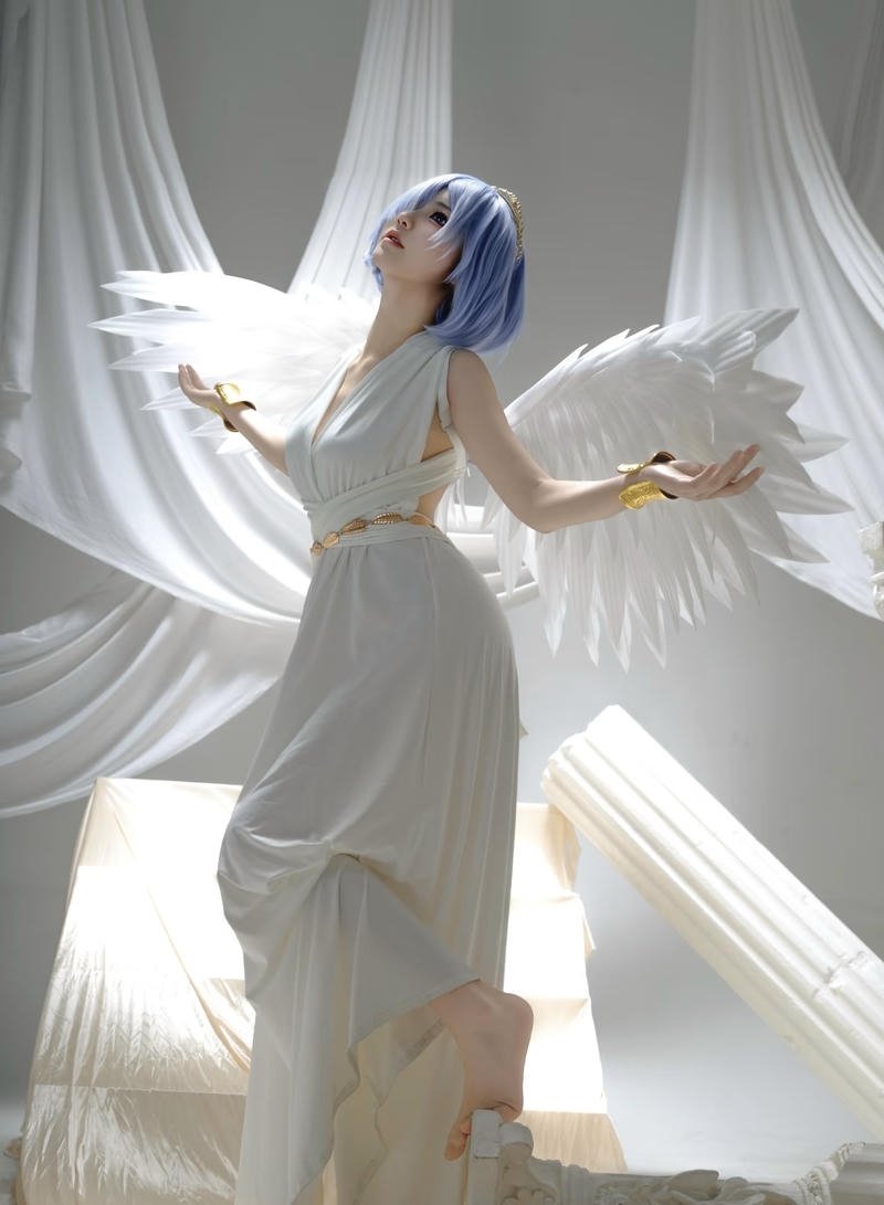 Bức cosplay thiên thần với ánh mắt trong veo