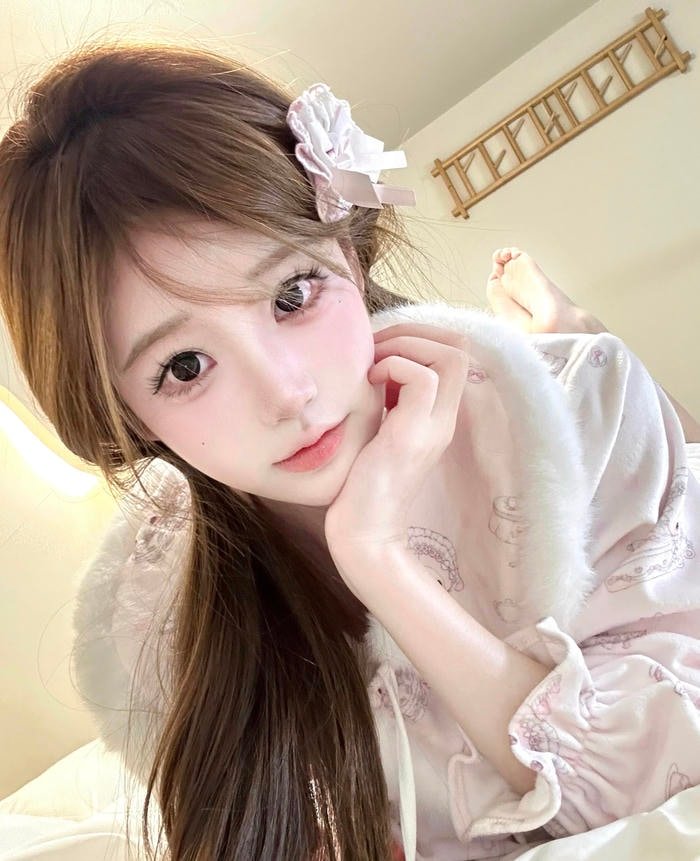 Bức hình gái 2k6 biểu cảm tươi tắn phản ánh tinh thần tuổi trẻ