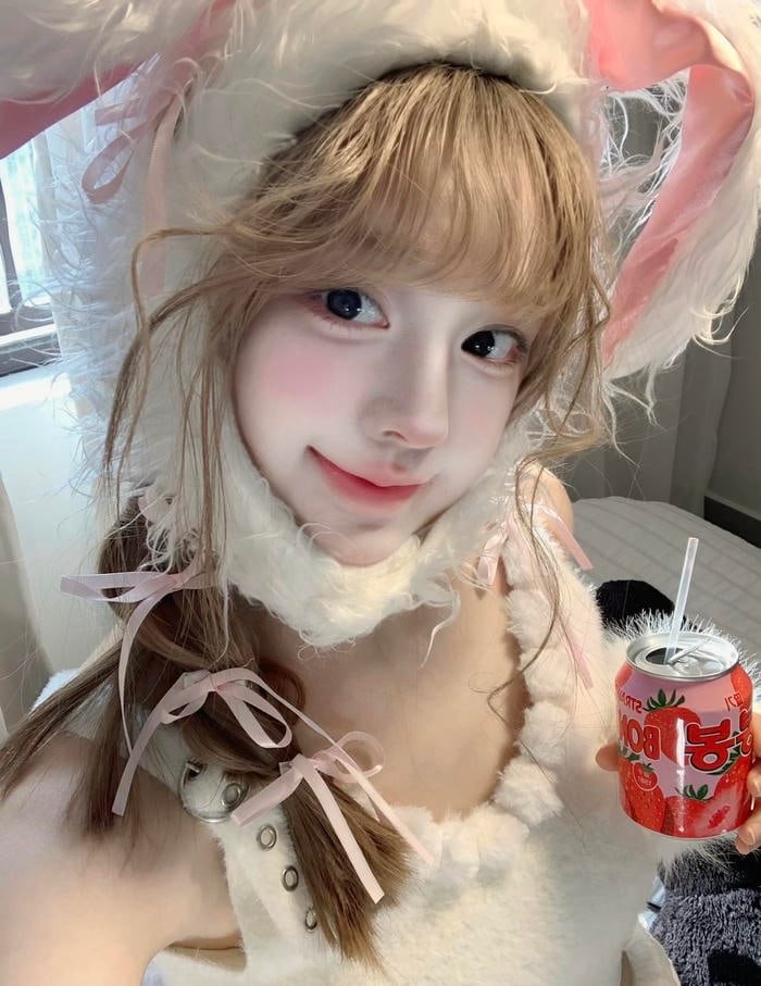 Bức hình gái 2k6 dáng đứng tự nhiên không gượng ép