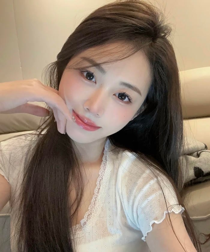 Bức hình gái xinh 2k4 thể hiện gương mặt sáng rõ