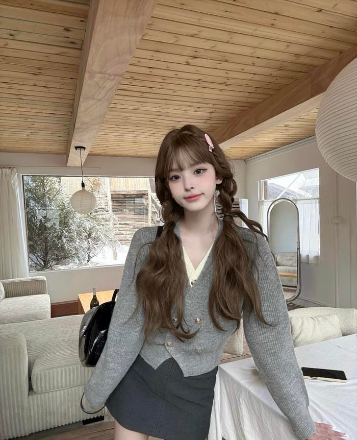 Bức hình gái xinh 2k7 biểu cảm vui tươi thể hiện tinh thần tuổi trẻ