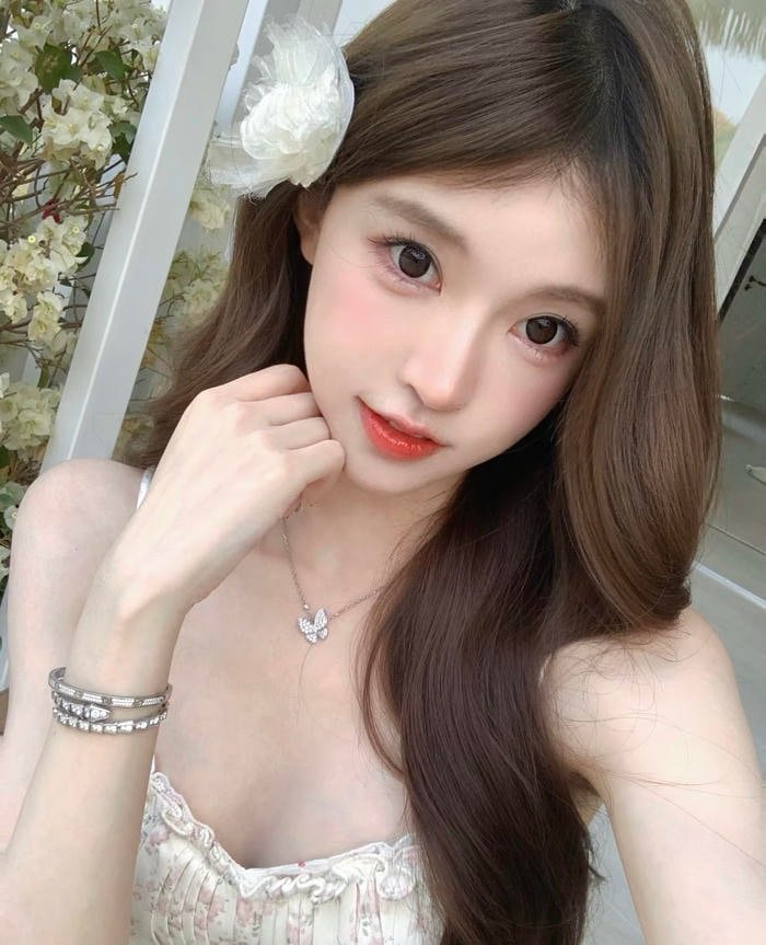 Bức hình gái xinh 2k7 biểu hiện thoải mái khi sinh hoạt