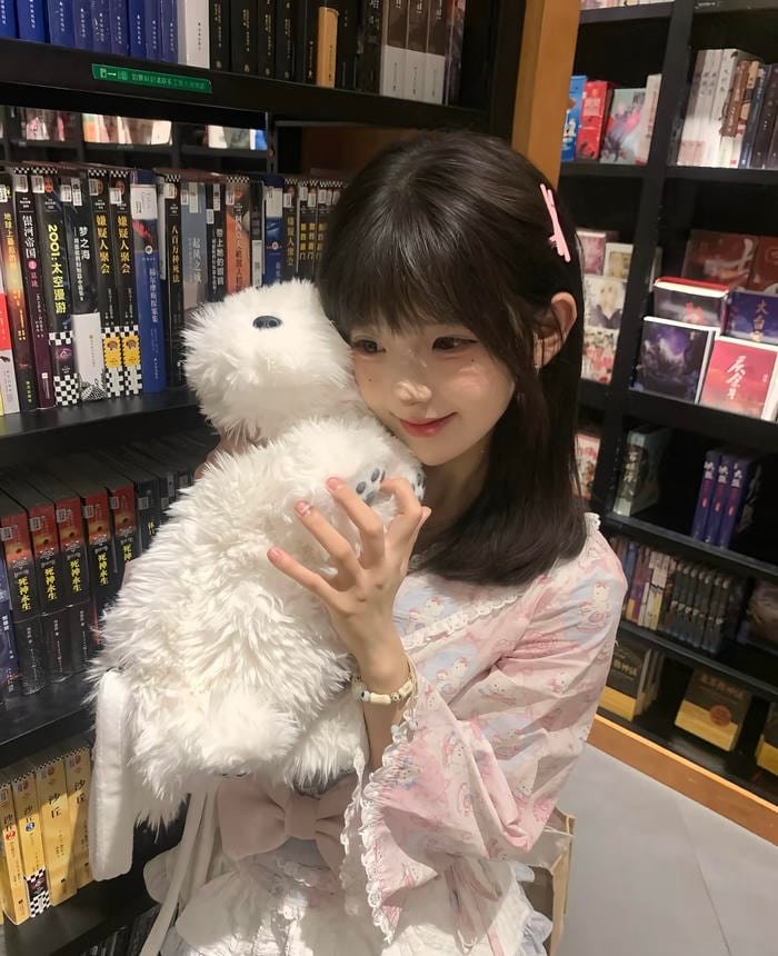 Bức hình gái xinh 2k7 ghi nhận nhịp sống trẻ trung hằng ngày