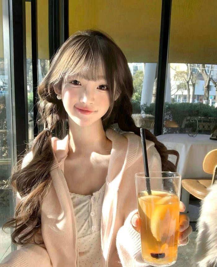 Bức hình gái xinh 2k8 biểu cảm vui vẻ làm hình ảnh thêm sinh động