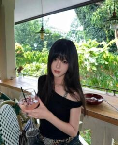 Bức hình gái xinh 2k9 biểu cảm vui vẻ làm hình ảnh sinh động