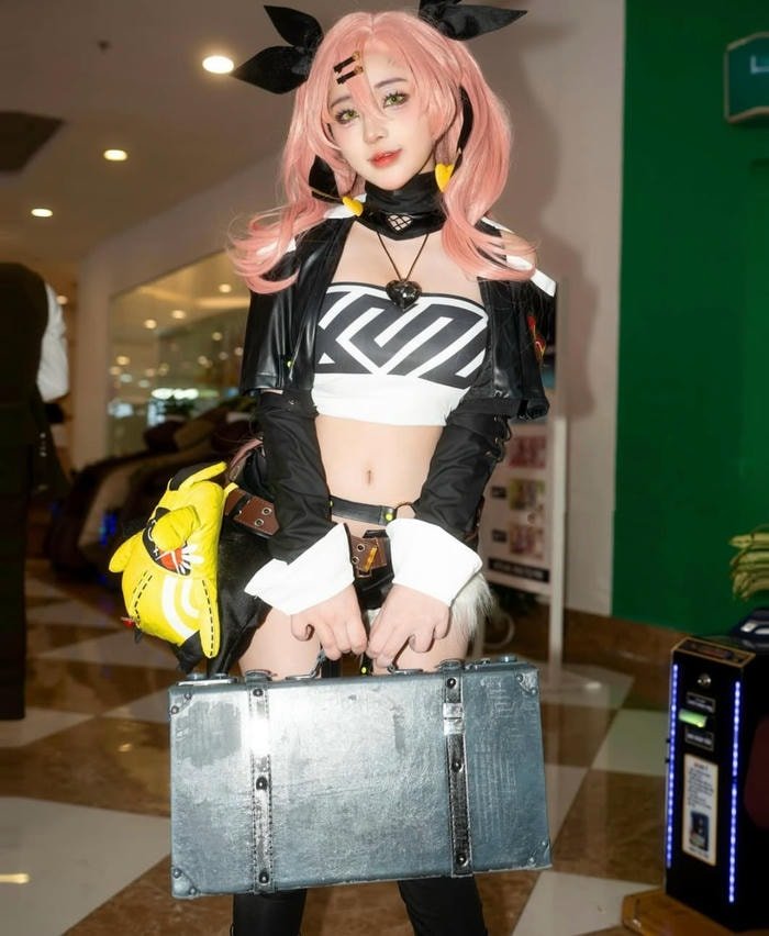 Bức hình yuumeilyn cosplay dáng đứng mạnh mẽ thể hiện sự quyến rũ