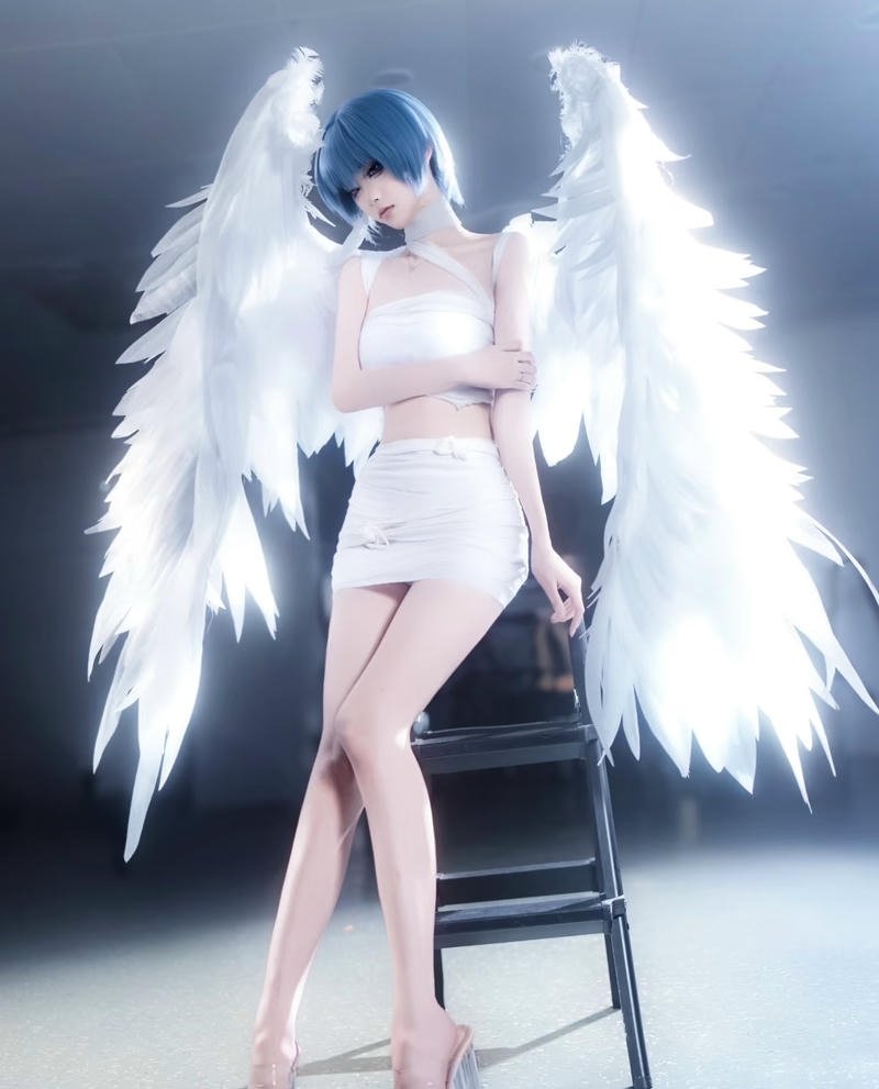 Cosplay thiên thần với dáng đứng nhẹ như lướt gió
