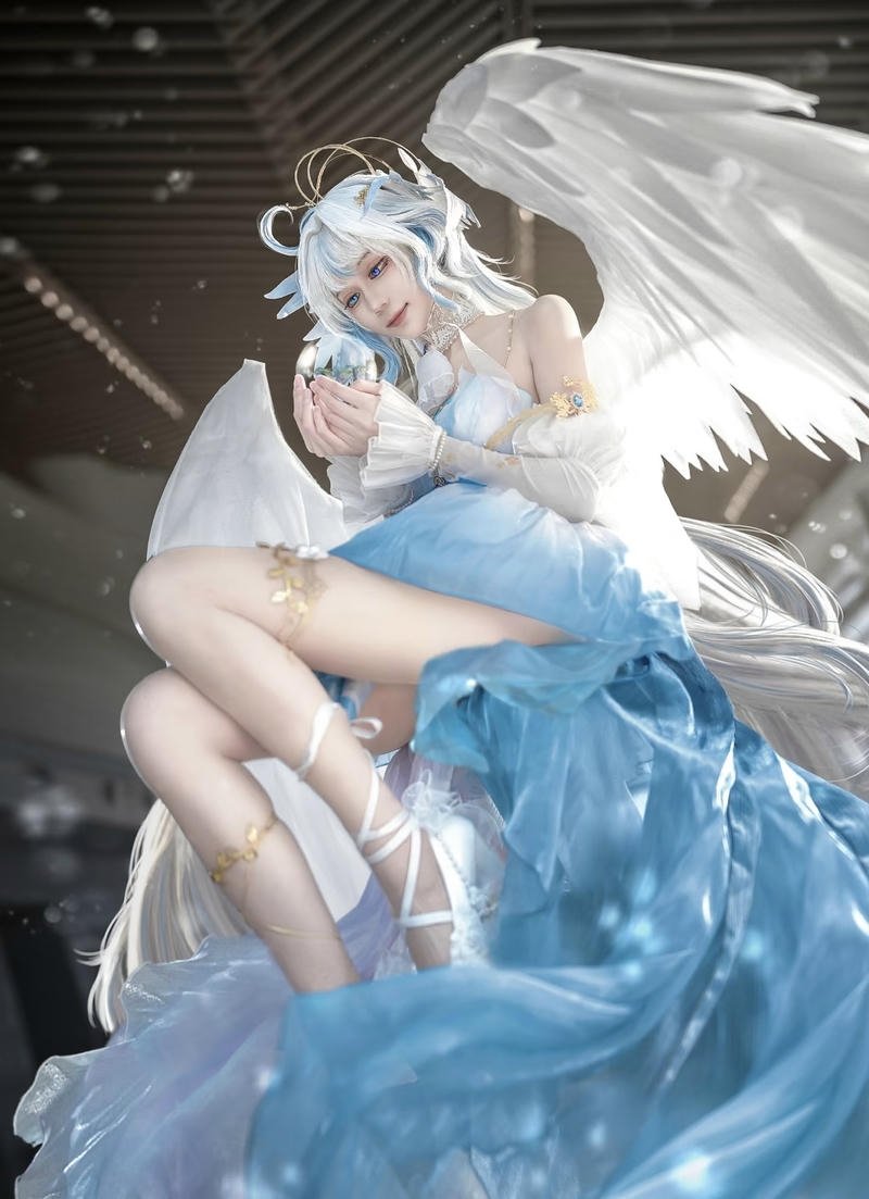 Cosplay thiên thần với dáng ngồi thanh thoát