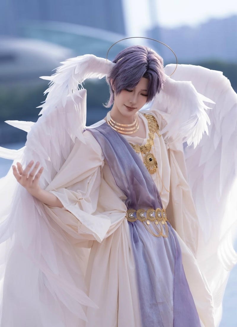 Cosplay thiên thần với tư thế dang tay mềm mại